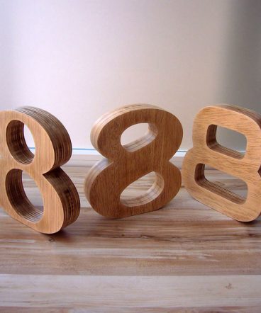 letras de madera maciza oscurecida