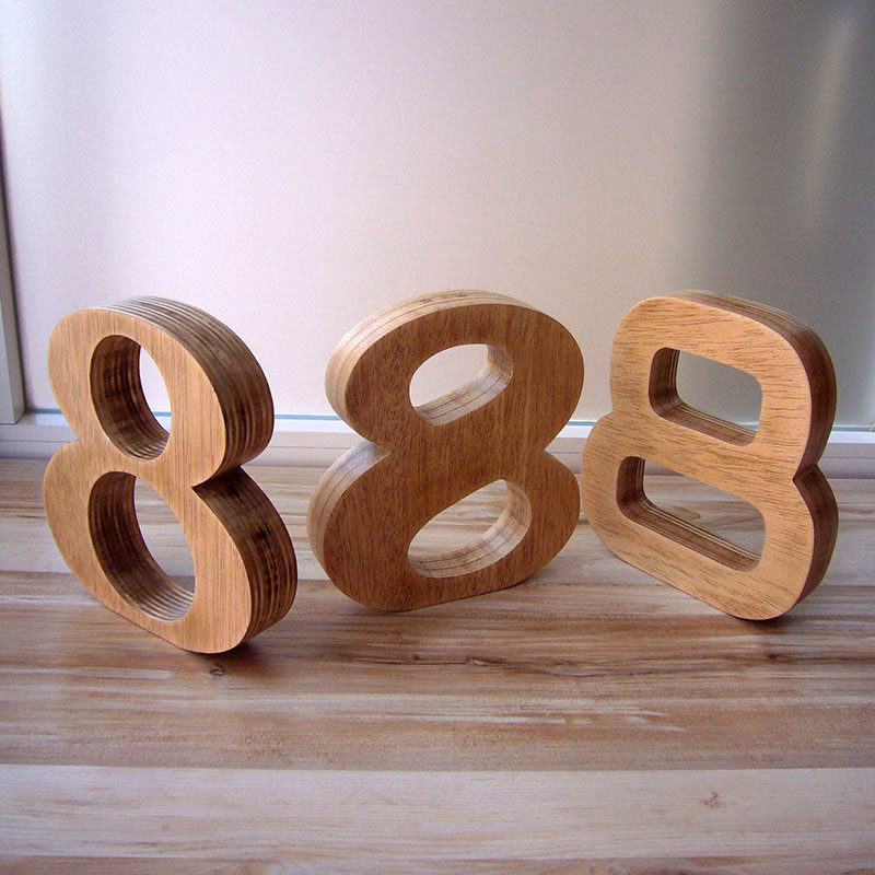 letras de madera maciza oscurecida