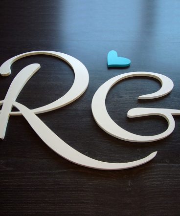 iniciales de madera color blanco