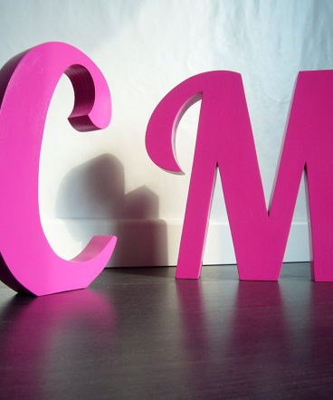 iniciales de madera color fucsia