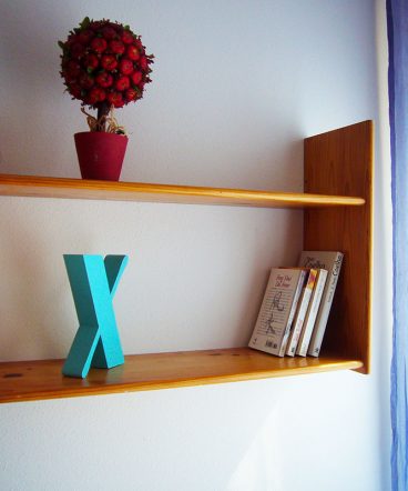 letra de madera pintada azul