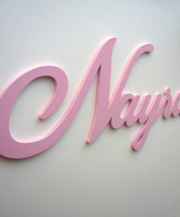 nombre de madera nayra color rosa