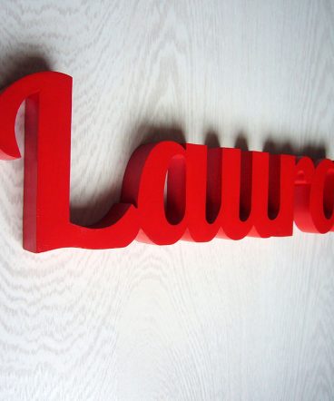 nombre de madera laura en rojo