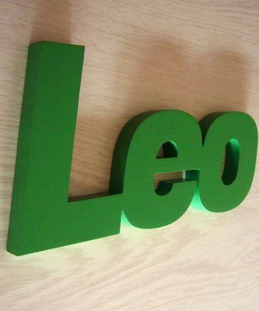 nombre leo de madera verde