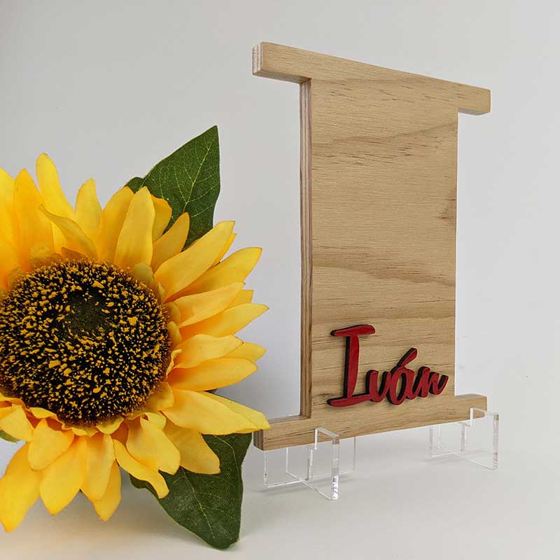 letra I de madera natural personalizada con el nombre de Iván en rojo y en relieve en la parte de abajo