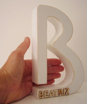 letra b con nombre en relieve beatriz