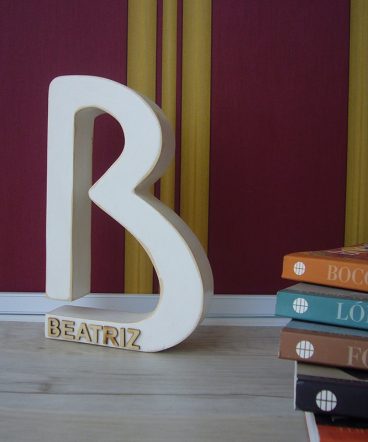 letra b con nombre en relieve beatriz