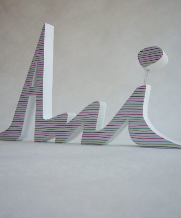 nombre de madera ani decorado con rayitas