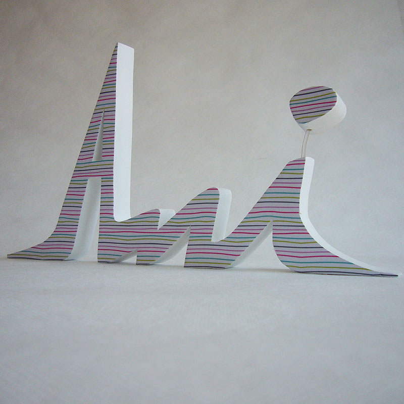 nombre de madera ani decorado con rayitas