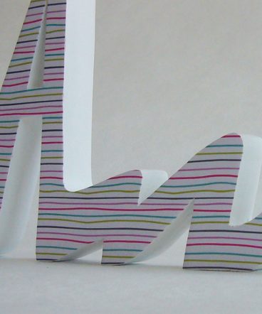 detalle de nombre de madera ani