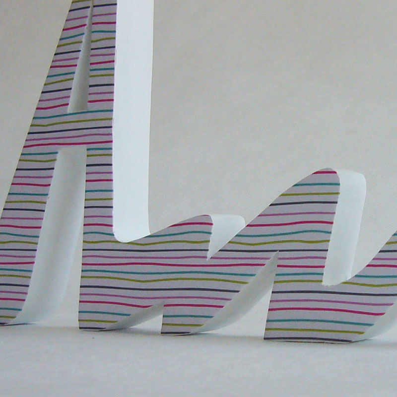 detalle de nombre de madera ani