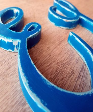 letras pintadas en azul vintage