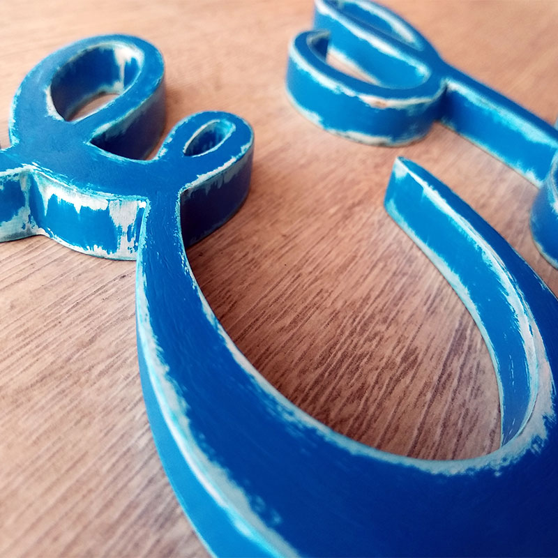 letras pintadas en azul vintage