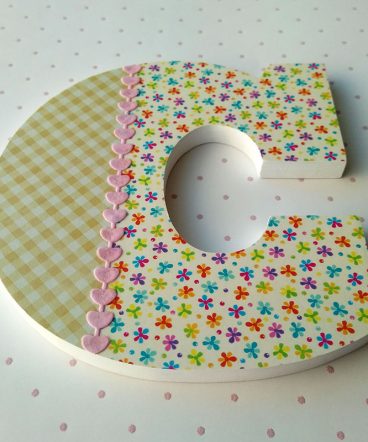 letra c decorada con cuadros y flores