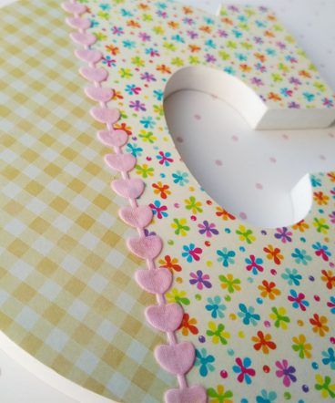 letra c con cuadros y flores