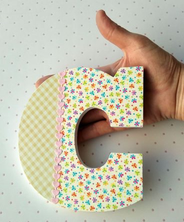 letra c decorada con cuadros y flores