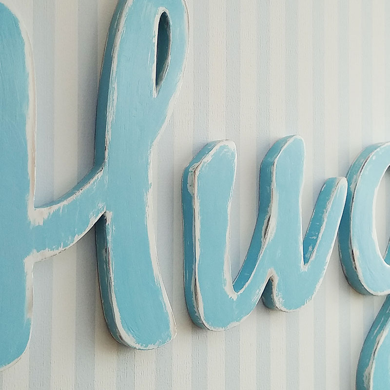 nombre decorado con celeste sobre blanco