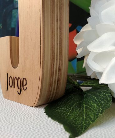 detalle de letra j de madera grabada y personalizada