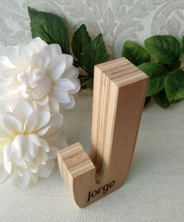 letra j de madera personalizada con grabado