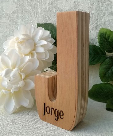 letra j de madera con nombre grabado