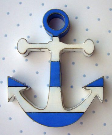 pequeñas anclas de madera con rayas azul y blanco