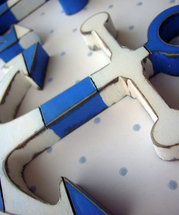 anclas de madera en azul y blanco