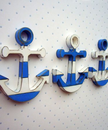 anclas pequeñas de madera en blanco y azul