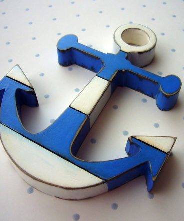 anclas de madera en blanco y azul decorativas