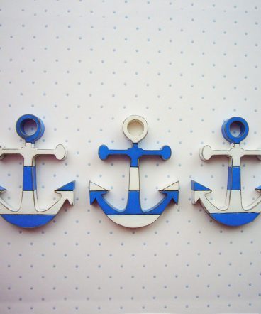anclas de madera con rayas en blanco y azul