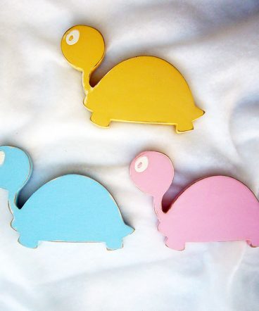tortuguitas de madera pintadas