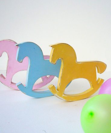 caballitos de madera en siluetas decoradas
