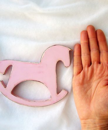 caballito balancin silueta rosa desgastado