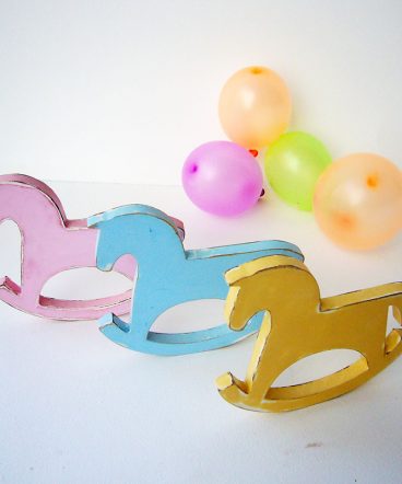 caballito de madera para decorar habitaciones de bebe