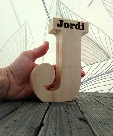 letra j grabada con el nombre de jordi