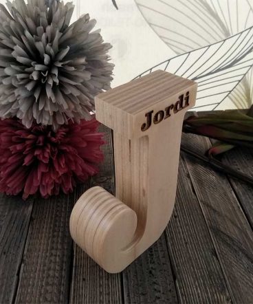 letra j de madera grabada