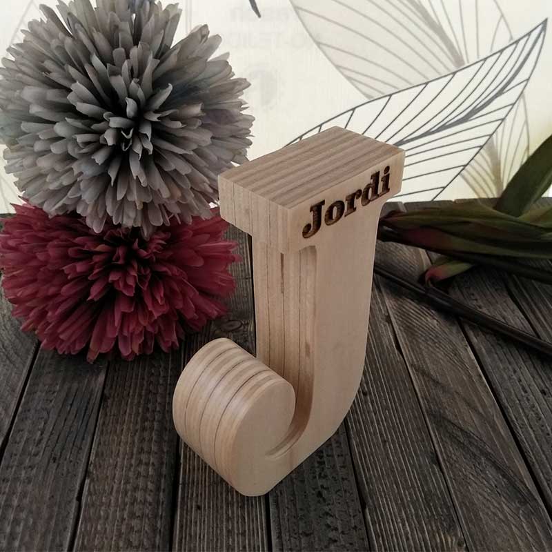 letra j de madera grabada