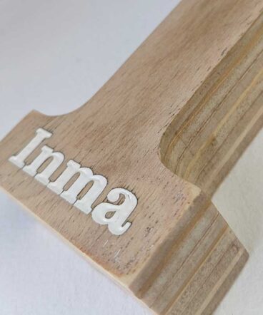 detalle del nombre de Inma en blanco grabado y pintado en letra I de madera