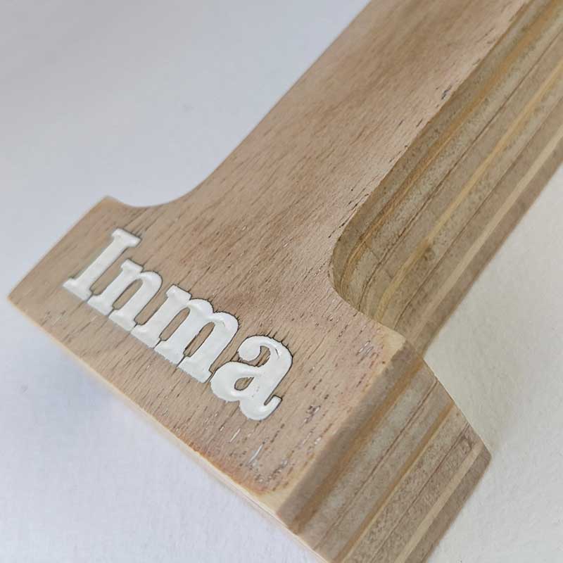 detalle del nombre de Inma en blanco grabado y pintado en letra I de madera