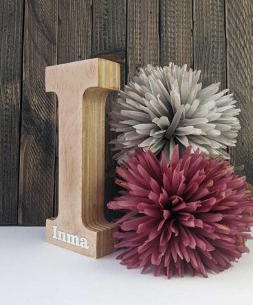 letra I de madera natural personalizada con el nombre de Inma en blanco