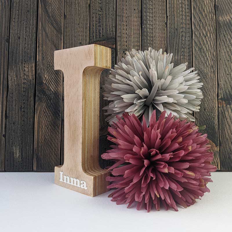 letra I de madera natural personalizada con el nombre de Inma en blanco