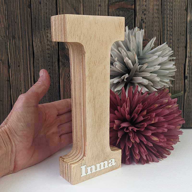 Letra I de madera maciza con el nombre de Inma pintado en blanco en la parte de abajo