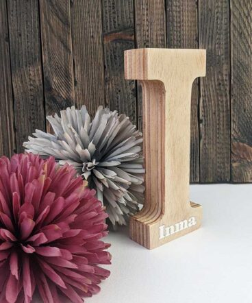 letra I de madera maciza natural con el nombre de Inma grabado y pintado en blanco