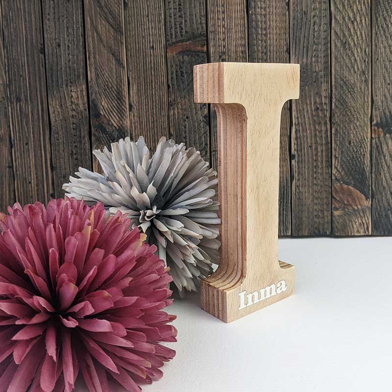 letra I de madera maciza natural con el nombre de Inma grabado y pintado en blanco