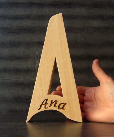 Letra A grabada con el nombre de Ana