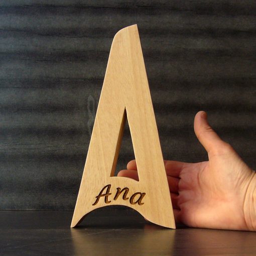 Letra A grabada con el nombre de Ana