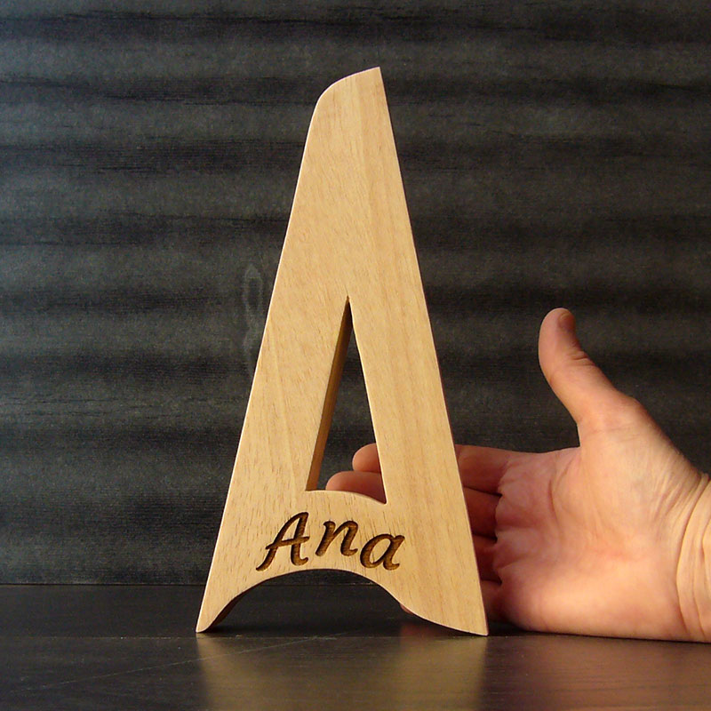 Letra A grabada con el nombre de Ana