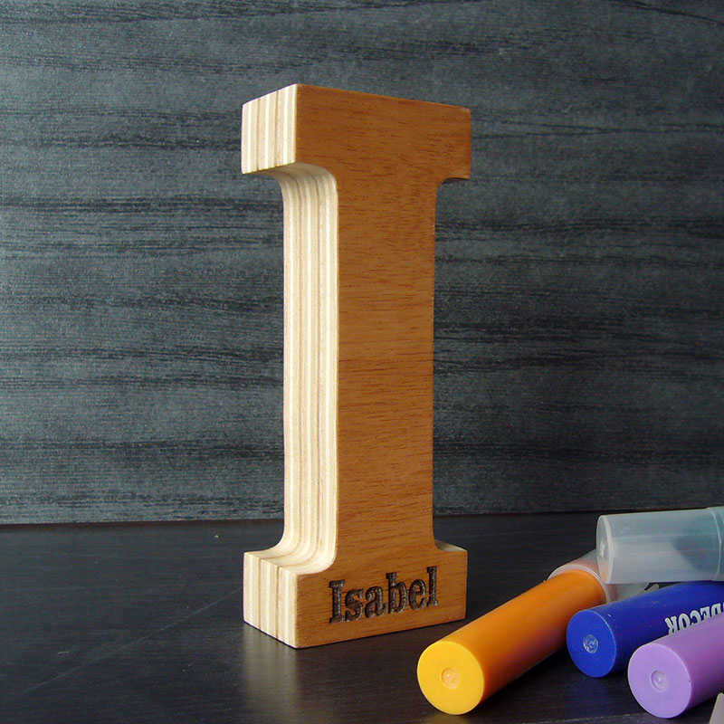 letra i de madera con el nombre de isabel