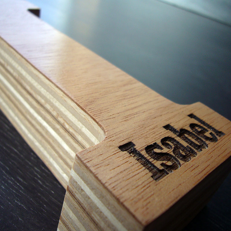 letra i con el nombre de isabel grabado