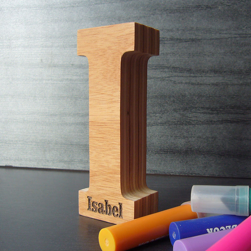 letra i de madera con el nombre de isabel