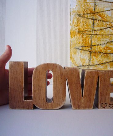 love de madera maciza con tres corazoncitos